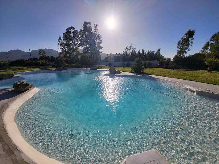 Location de vacances pour 8 personnes, avec vue et piscine ainsi que bassin pour enfant et jardin, animaux acceptés à Calenzana