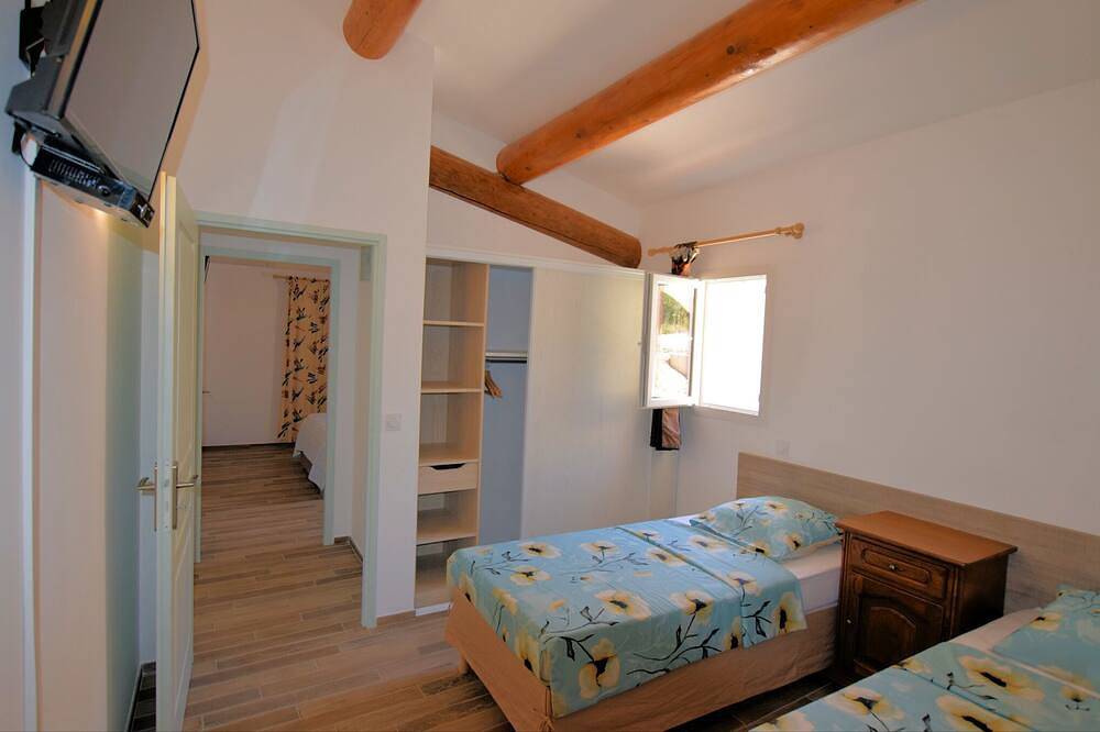 Charming Provencal Villa, Contemporary, New, between South Luberon and Durance in Cadenet, Parc naturel régional du Luberon