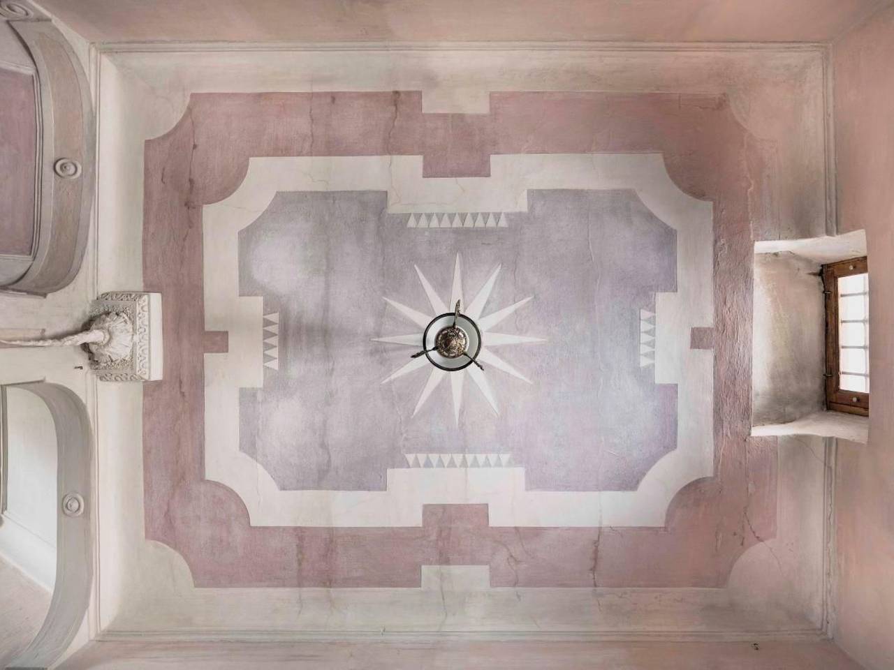 Bündner Zuckerbäckerpalazzo unter Denkmalschutz in Poschiavo, Livigno Alpen