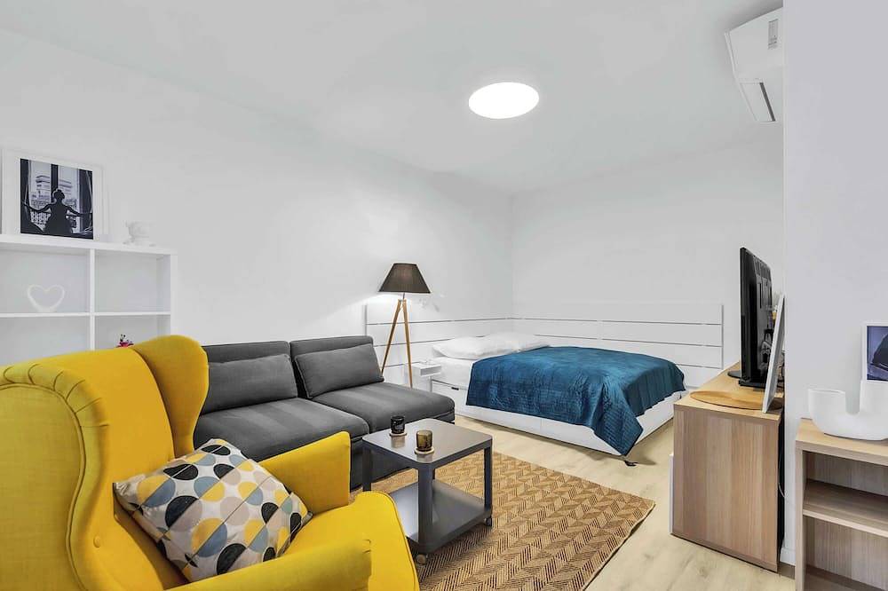 Entire apartment, Sunny Yellow Vibes Studio - Balcony & Prime Location in Bratislava, Bratislava region