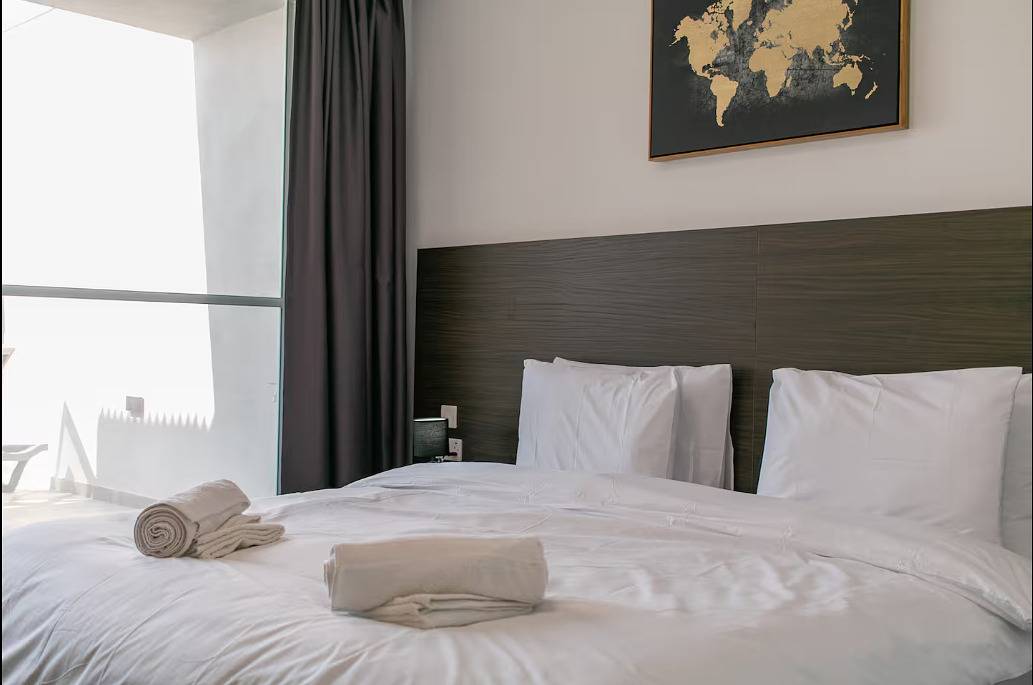 Appartement de vacances entier, 2-Br Duplex Penthouse Spinola Sea View Balcony in Paceville, San Giljan