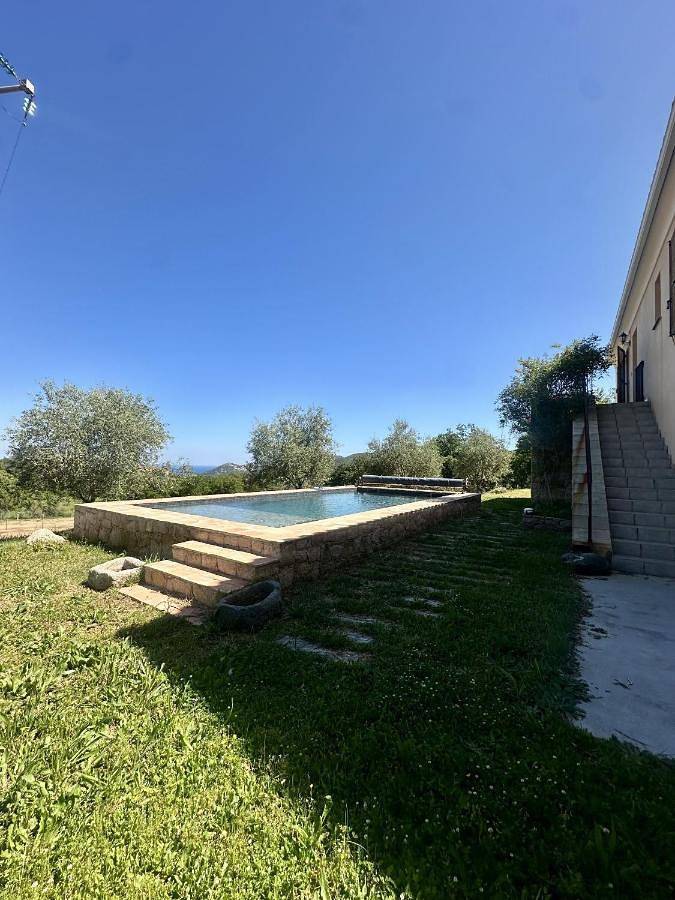 Location de vacances pour 6 personnes, avec vue ainsi que jardin et piscine à Lavatoggio
