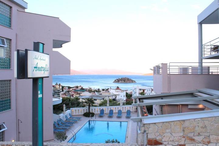 Appart’hôtel pour 3 personnes, avec Terrasse et Jacuzzi ainsi que Jardin et Piscine