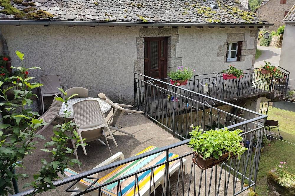 Maison en pierre dans hameau paisible, entre Aubrac (Laguiole) et vallée du Lot in Florentin-la-Capelle, Parc naturel régional de l'Aubrac