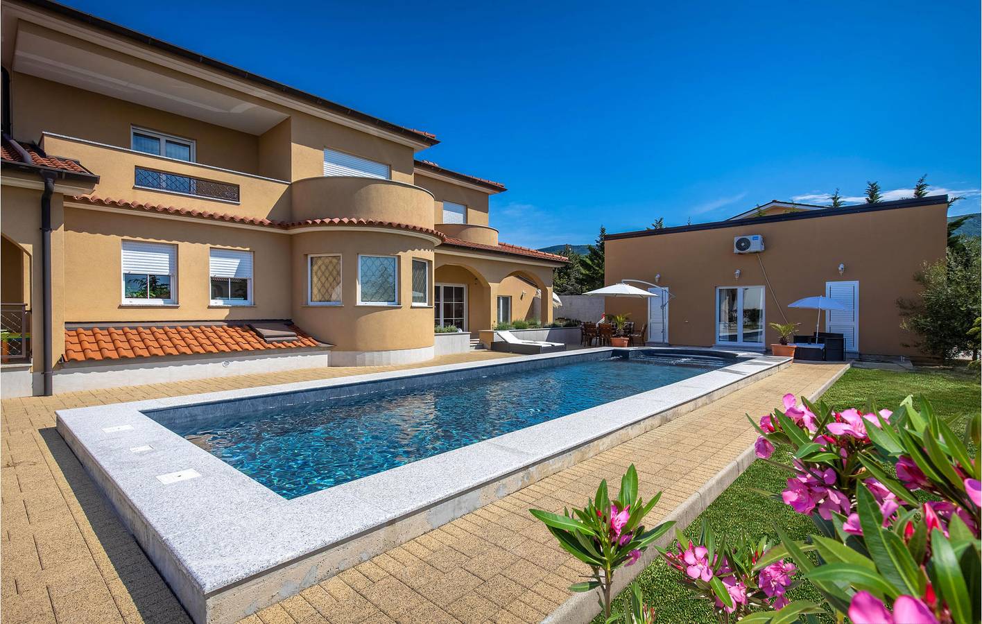 Ganze Ferienwohnung, Gemütliche Unterkunft, 2,5 km vom Strand entfernt: WLAN, Klimaanlage, Terrasse, Parkplatz und Waschmaschine! in Kraljevica, Primorje-Gorski Kotar