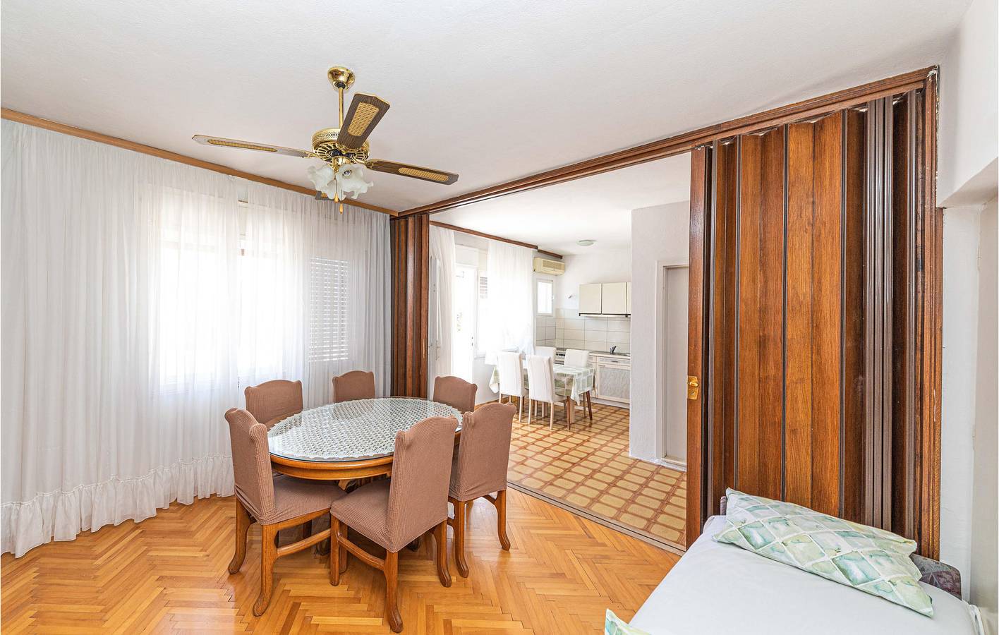 Appartement de vacances entier, Appartement confortable de 2 chambres avec terrasse, Wi-Fi et parking près de la plage de Copacabana in Trogir, Split-Dalmatie