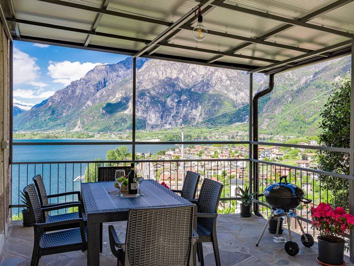 Ferieudlejning for 5 personer, med Balkon og Terrasse såvel som Have og Søudsigt ved Comosøen