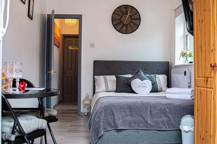 Ferielejlighed for 3 personer, med terrasse og have samt jacuzzi i London