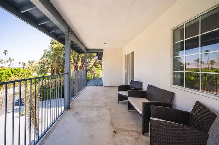 Vacation rental for 25 people, with hot tub and yard in Cathedral City