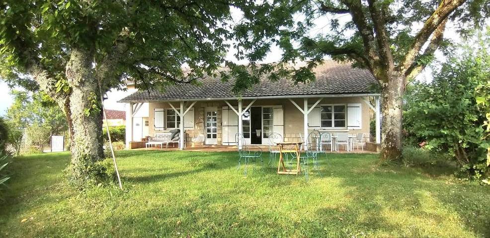 Location de vacances pour 6 personnes, avec Terrasse ainsi que Jardin et Vue à Reilhaguet