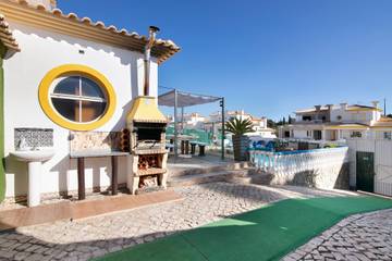 Villa for 8 Guests in Albufeira, Faro District, Picture 2