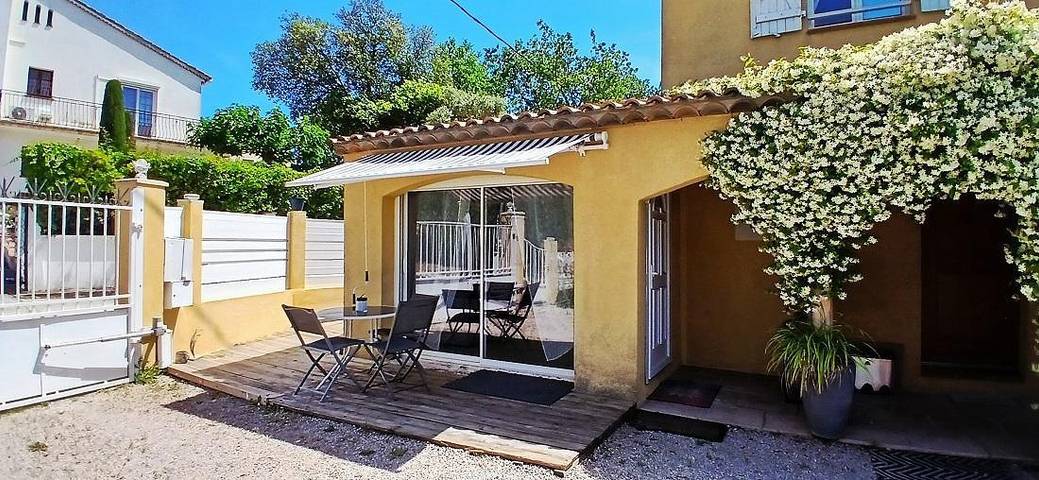 Gîte pour 3 personnes, avec vue et jardin ainsi que terrasse et piscine