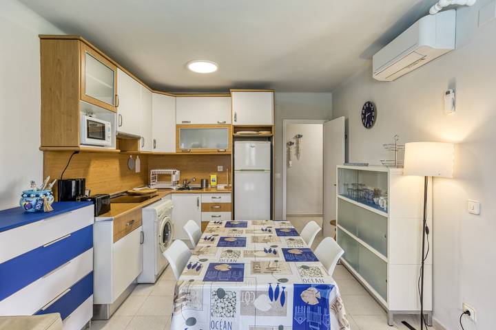 Apartamento entero, Apartamento 'Fondo' con vistas a la montaña, piscina compartida y aire acondicionado in Platja de Montgó (Torroella de Montgrí), La Escala