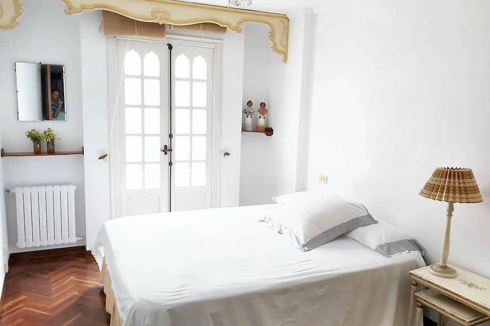 Homerez - Spacious house with terrace and balcony in A Coruña in La Coruña, Galician Coast