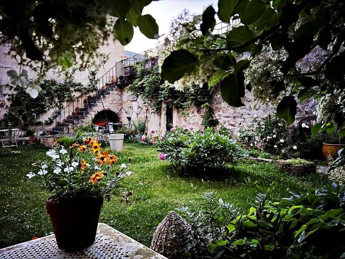 Location de vacances pour 2 personnes, avec terrasse ainsi que vue et jardin à Avallon - 3