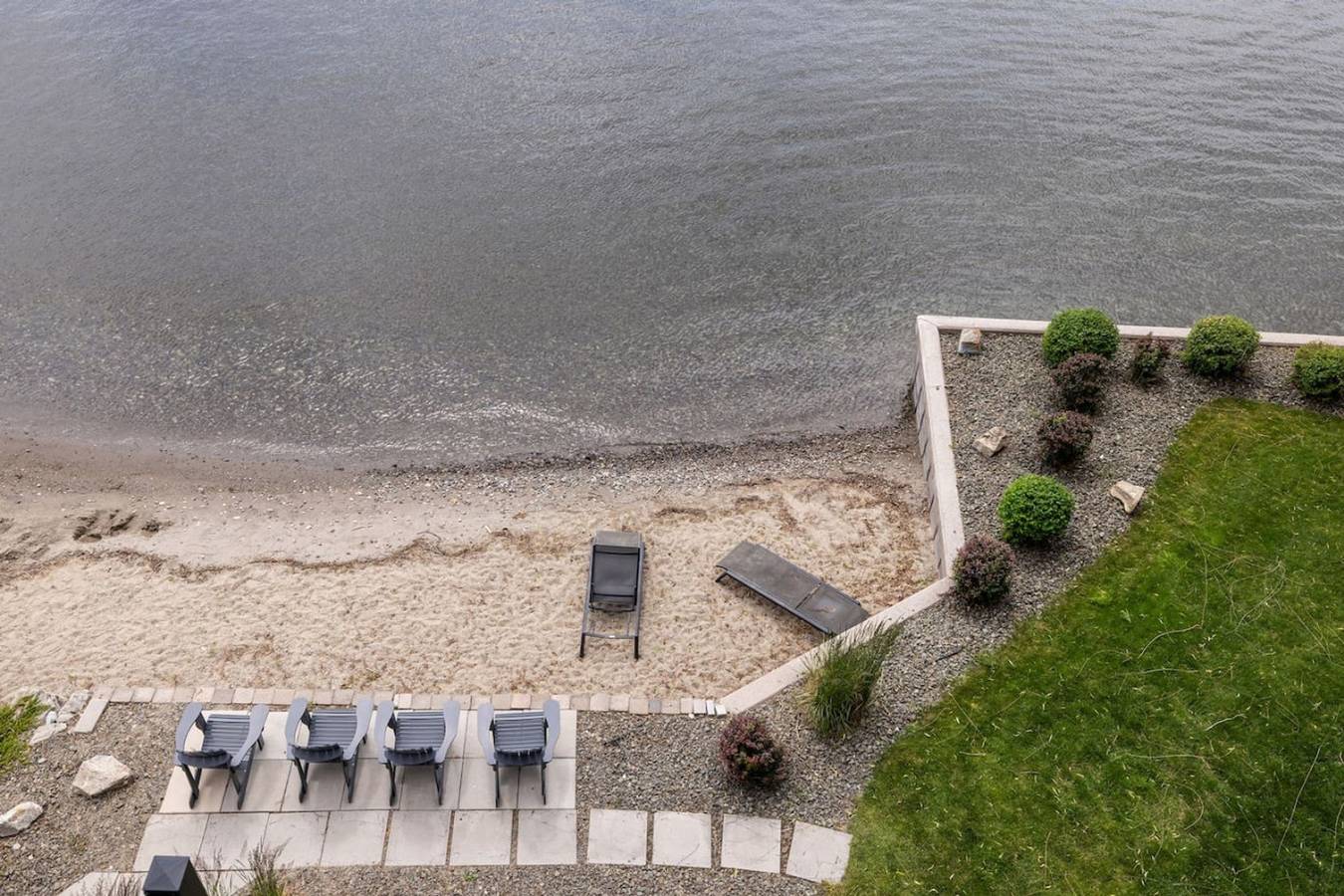 Apartamento entero, Heron on the Lake-  King Beds! 30 seconds to the beach in West Kelowna, Crystal Mountain