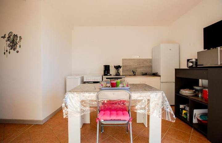 Location de vacances pour 3 personnes, avec terrasse ainsi que jardin et vue à Bastelicaccia - 4