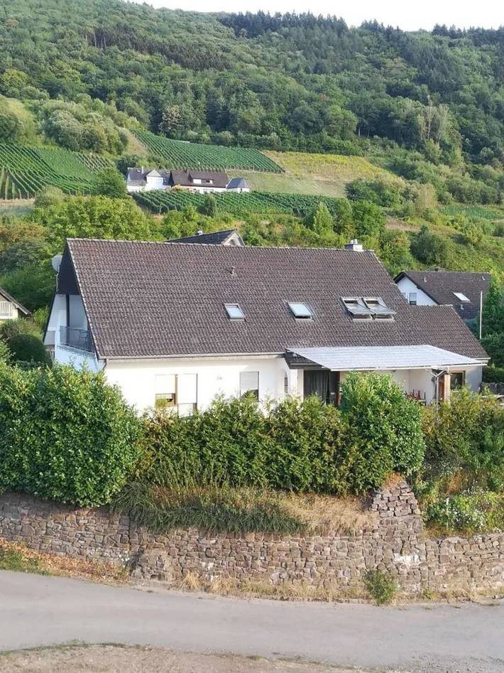Ferienwohnung für 5 Personen, mit Terrasse und Garten sowie Ausblick in Senheim