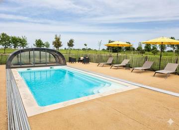 Gîte pour 10 personnes, avec terrasse ainsi que piscine et jardin à Saint-Fulgent