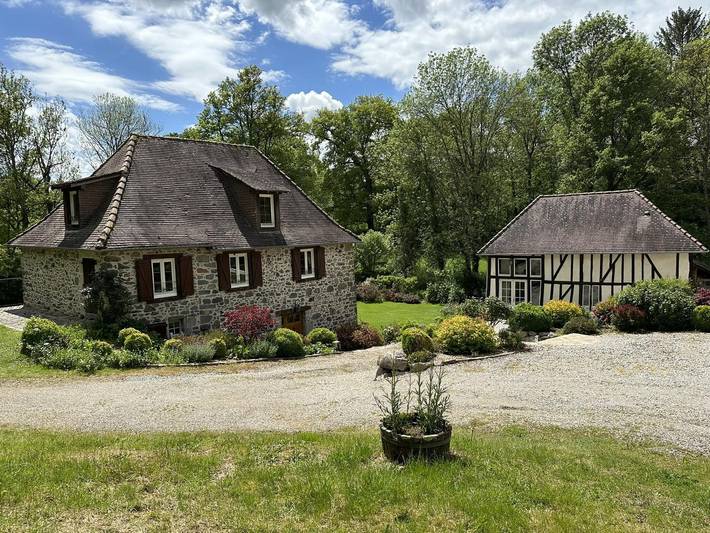 Gîte pour 12 personnes, avec jardin et terrasse ainsi que piscine et jacuzzi