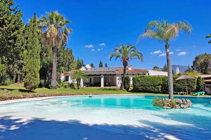 Villa for 11 people, with terrace and pool, child-friendly in Estepona
