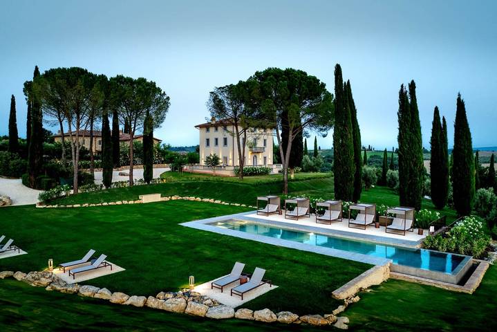 Casa vacanza per 16 persone, con Balcone e Idromassaggio nonché Terrazza e Giardino a Poggibonsi