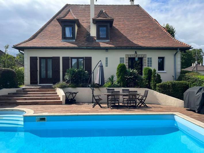 Location de vacances pour 8 personnes, avec piscine ainsi que vue et terrasse à Courtry