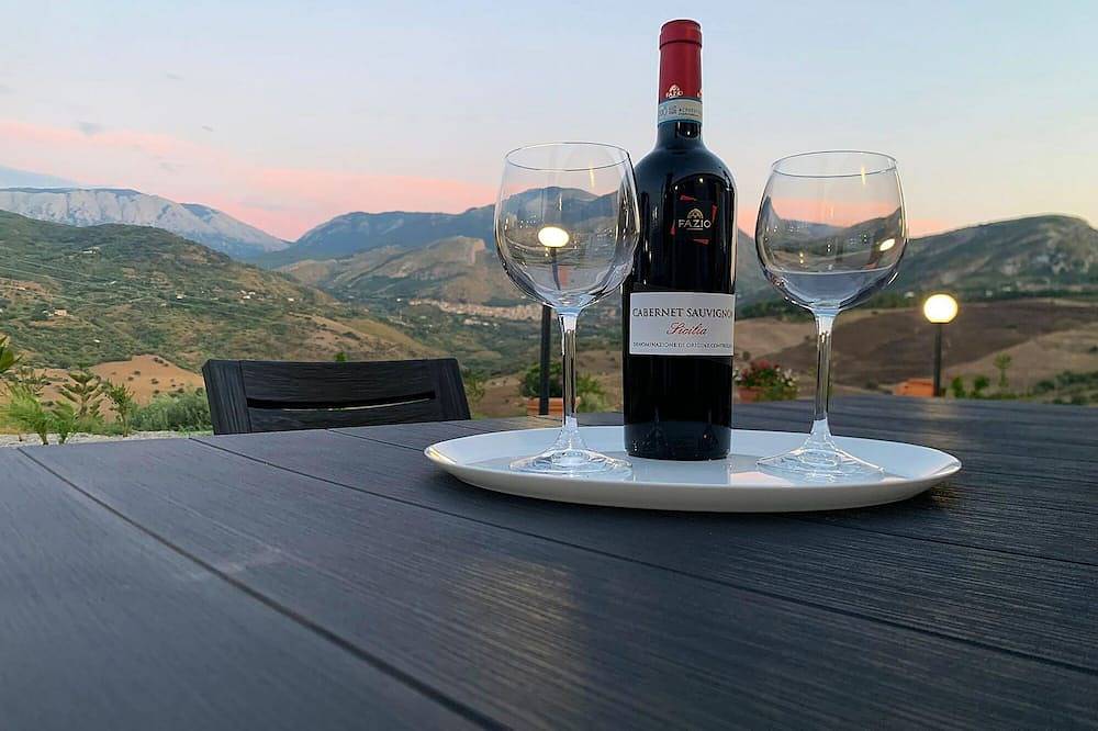 Beautiful Panoramas and Relax in the countryside, at a few minutes from the Sea! in Collesano, Palermo Provinz