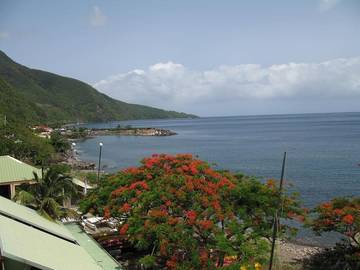 Gîte pour 2 personnes, avec vue ainsi que piscine et jardin à Gourbeyre