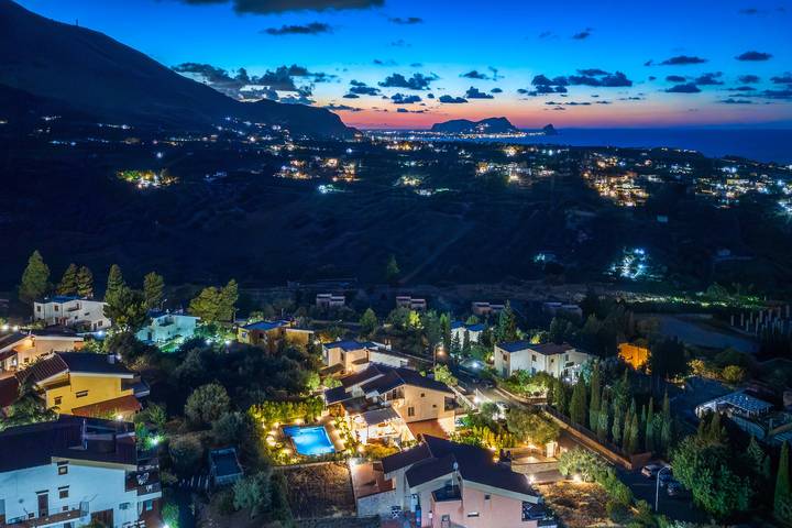 Entire apartment, 'Picahouse' Apartment with Sea View, Wi-Fi & Air Conditioning near Cefalù in Sant'Onofrio (Sizily), Trabia