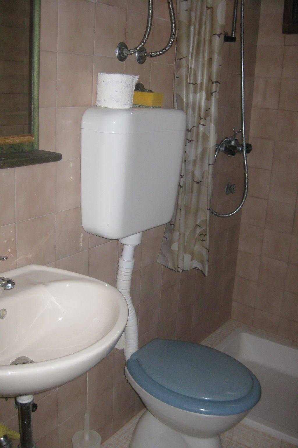 Ganze Wohnung, Apartment mit Terrasse direkt am Meer in Betina, Tisno