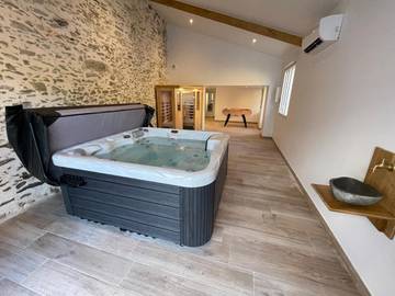 Gîte pour 15 personnes, avec jardin ainsi que sauna et jacuzzi, adapté aux familles à Saint-André-Goule-d'Oie