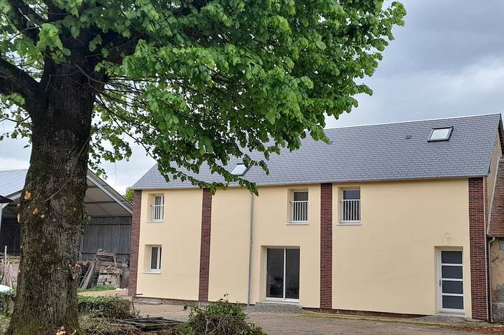 Gîte pour 12 personnes, avec terrasse et jardin, animaux acceptés à Coudrecieux