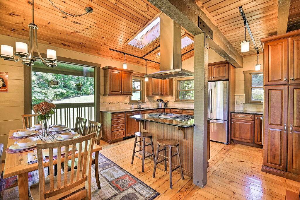 Family Cabin w/ Fire Pit, 9 Mi to Sugar Mtn Slopes in Watauga County