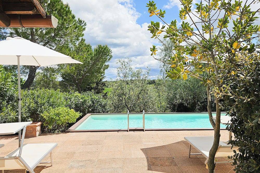 Entire apartment, Charming apartment in country house with shared pool garden with stunning views in Empoli, Florence Province