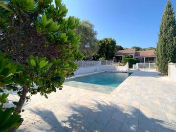 Gîte pour 8 personnes, avec piscine ainsi que vue et jardin, adapté aux familles dans Pinarellu