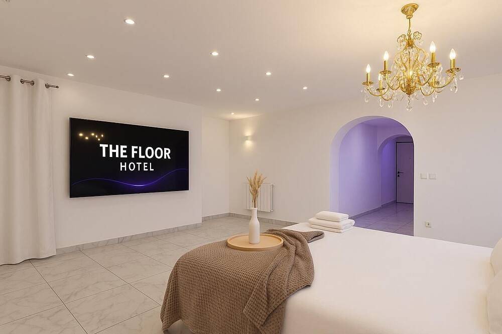 Appartement entier, The Floor - Suite Passion d'Or & jacuzzi privé in Coignières, Yvelines