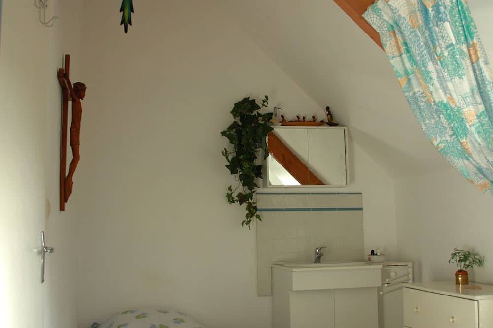Comfortable, functional and quiet longère. 1km from Pont Aven in Pont-Aven, Côte de Cornouaille