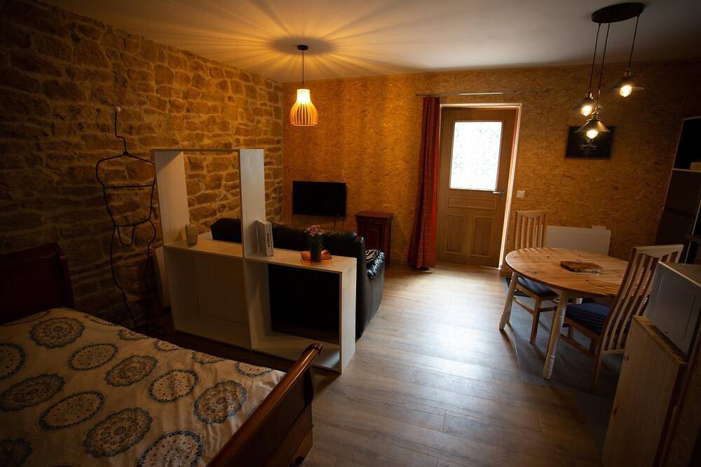 Appartement entier, Studio de charme au centre Bretagne pour 2 personnes in Plouray, Région de Pontivy