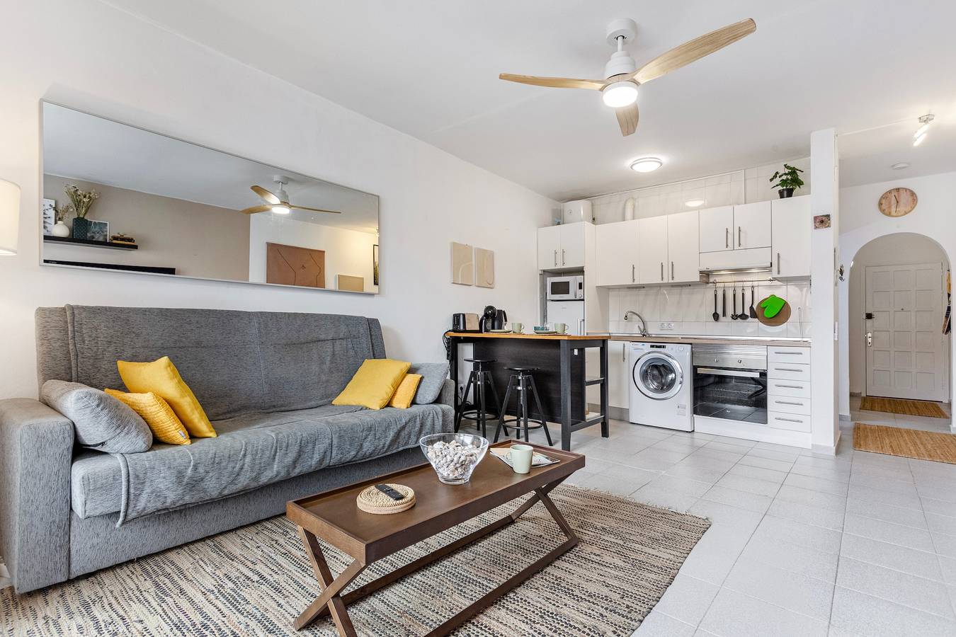 Entire apartment, Vacation 'The Sea Shell Fuerteventura' with Balcony and Wi-Fi in Puerto de Corralejo, La Oliva