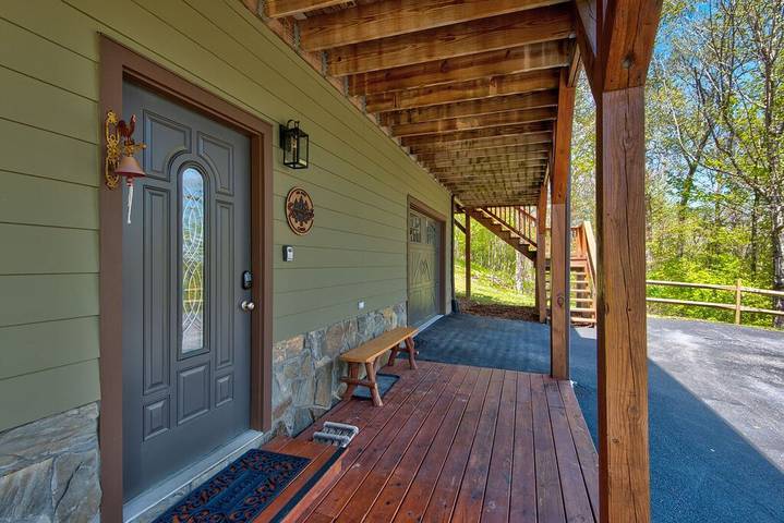 Log cabin for 10 people, with hot tub and balcony as well as yard in Sugar Mountain