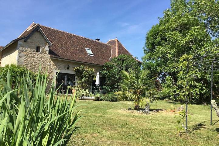 Location de vacances pour 7 personnes, avec Jacuzzi ainsi que Terrasse et Jardin à Faycelles