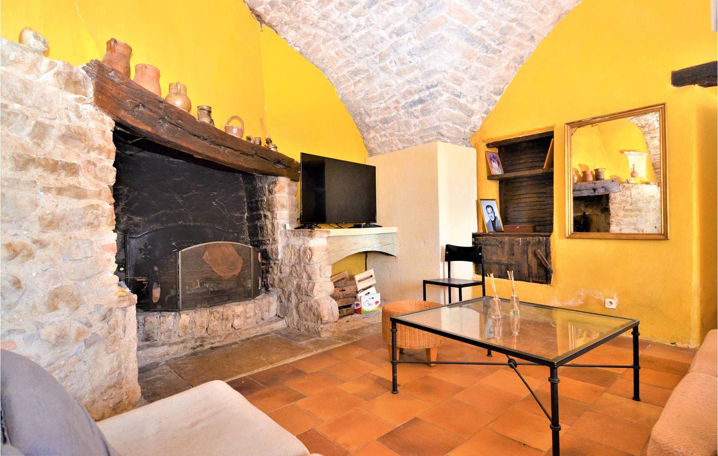 Appartement de 400m2 avec parking, jardin, piscine et WiFi in Saint-Hippolyte-du-Fort, Région du Vigan