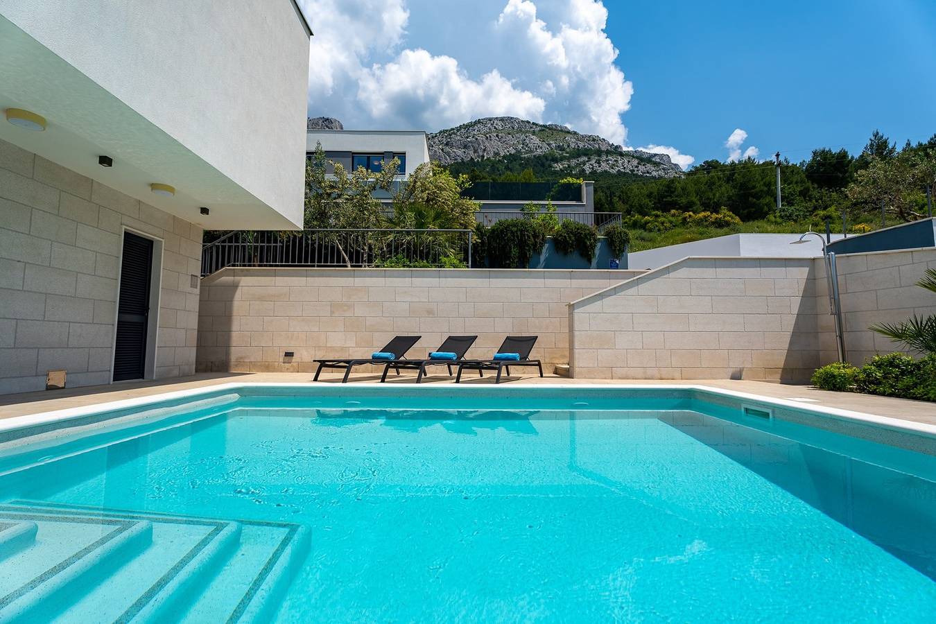Neu! Luxus, direkt am Meer Villa Petra mit beheiztem Pool nur 50 m vom Strand in Omis, Split-Dalmatien