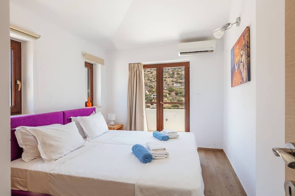 Sea views, short drive to the beach and shops! in Elounda, Lasithi