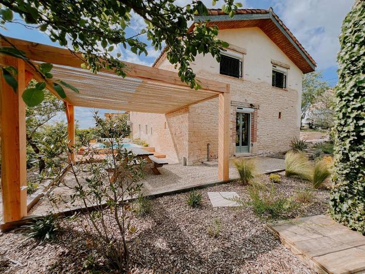 Location de vacances pour 9 personnes, avec Terrasse et Jardin ainsi que Piscine et Vue dans Orban