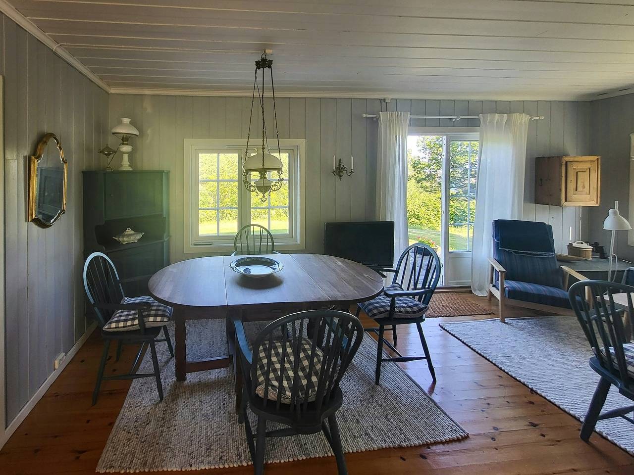 Hytte med midnatssol ved Kvåsefjorden in Kristiansand