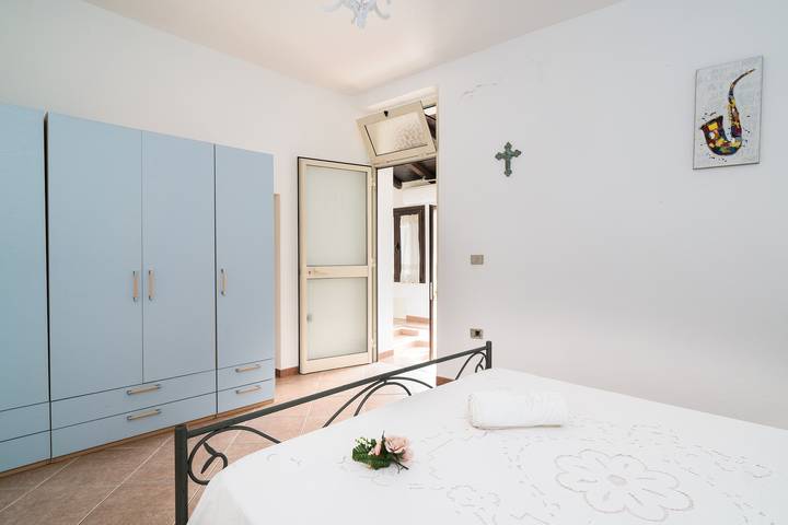 Maison de vacances 'La Casa Del Sole' avec terrasse privée et climatisation in Lòcula, Golfe d'Orosei