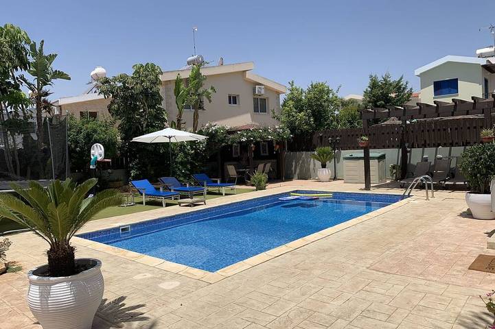 Vacation rental for 8 people, with yard, with pets in Cyprus