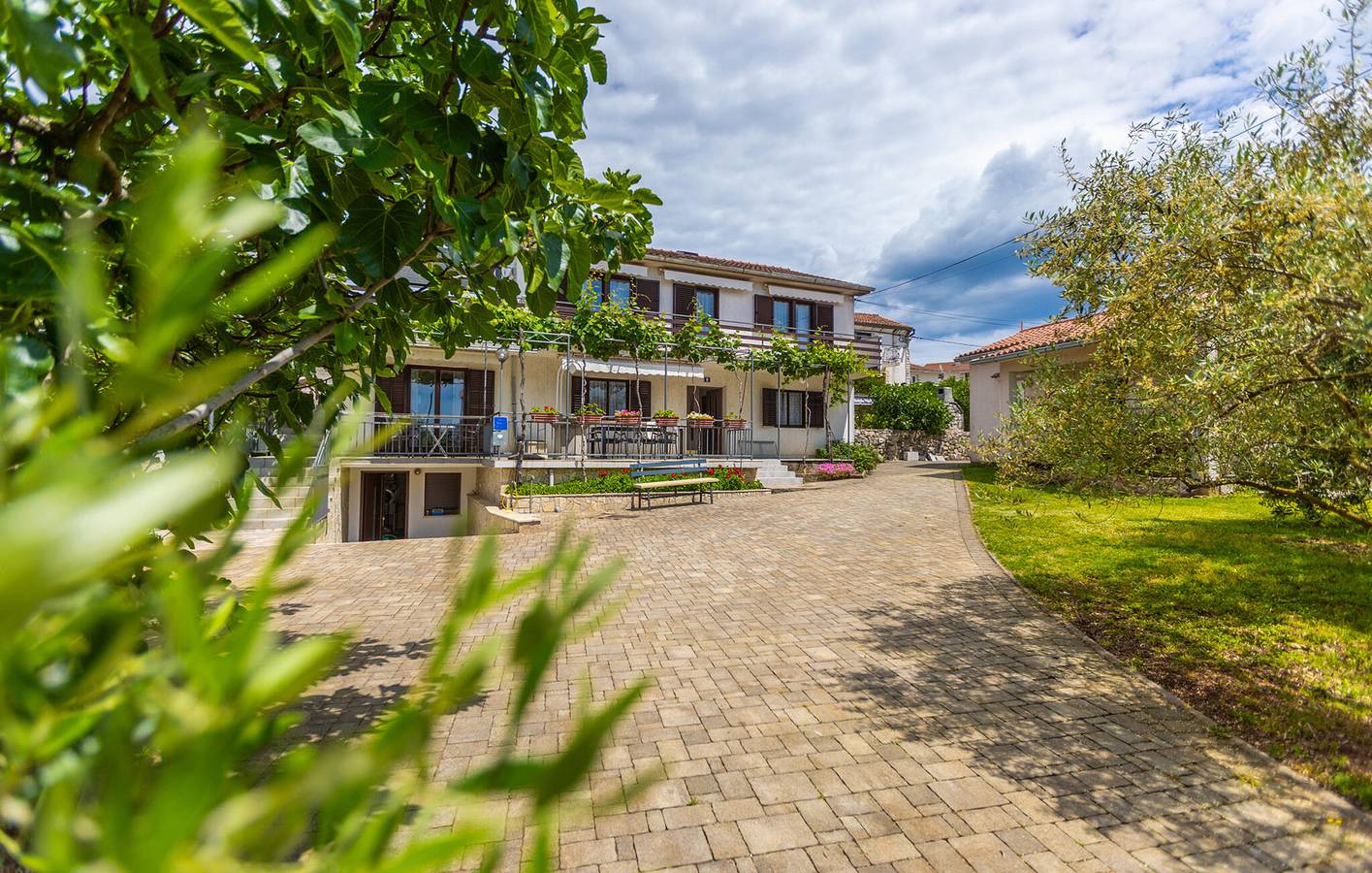 Ganze Ferienwohnung, Gemütliche Ferienwohnung mit Terrasse, WLAN und 2 km zum Strand in Malinska-Dubašnica, Krk